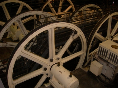 the........wheels on the trolly go round and round