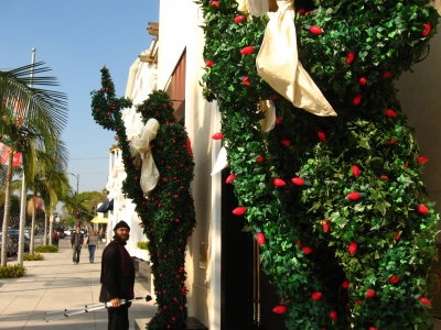 Topiary Knights outside of Juicy