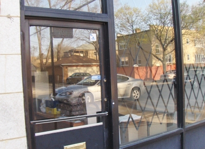 This place doesn't have any store in it. It used to be a convenience store, now it's not.