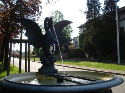 an earthquake tremor: Fountain, birds and grass