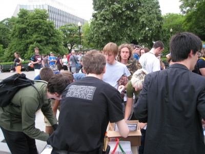 There is no end to the people.