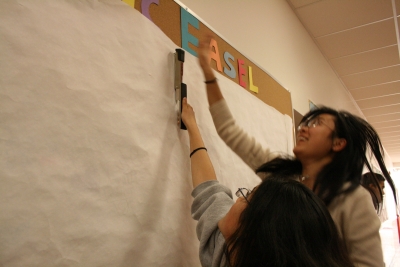 Liane and Soraya put up a new sheet.