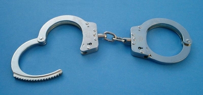 800px-handcuffs01_2003-06-02.jpg