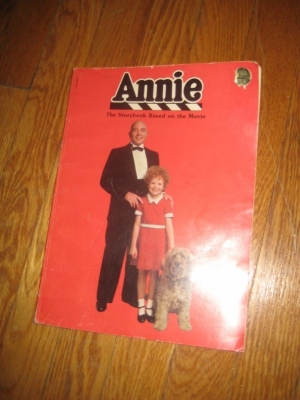 this is the storybook of the movie Annie. I totally had this as a kid. awesome. 