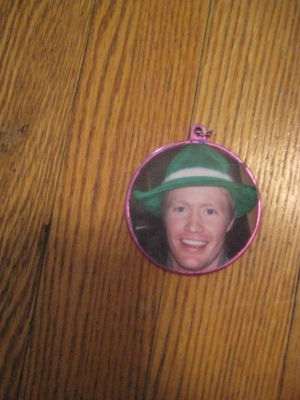 on the back of this keychain it says "bride to be" in hot pink sparkle letters