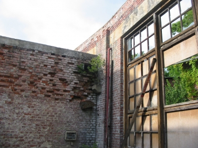 Front wall, interior, corner. 