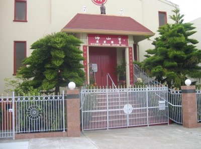 The gate did not open readily. The gate did not open readily.