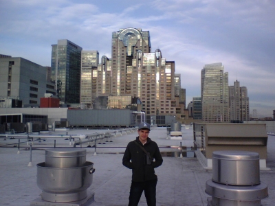 Yoshi flanked by machinery and the shiny buildings