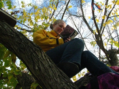 Reading in a tree Reading in a tree