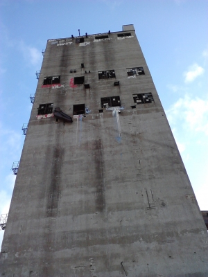 The tower. It kind of reminds me of the Tower of Terror ride at Disney World!