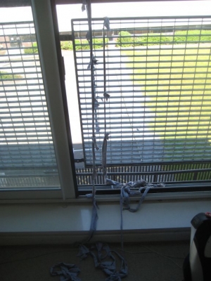 I attached the end of my shirt-rope to my balcony...