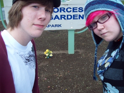 Pachi and me with the daffodils.