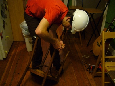 Attaching the brackets to the legs Attaching the brackets to the legs
