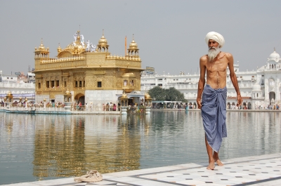 sikh_pilgrim_at_the_golden_temple_(harmandir_sahib)_in_amritsar%2c_india.jpg